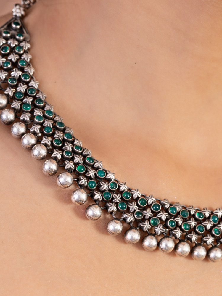 ETHNIC SILVER NECKLACE STUDDED WITH GREEN ONYX AND SILVER BEADS