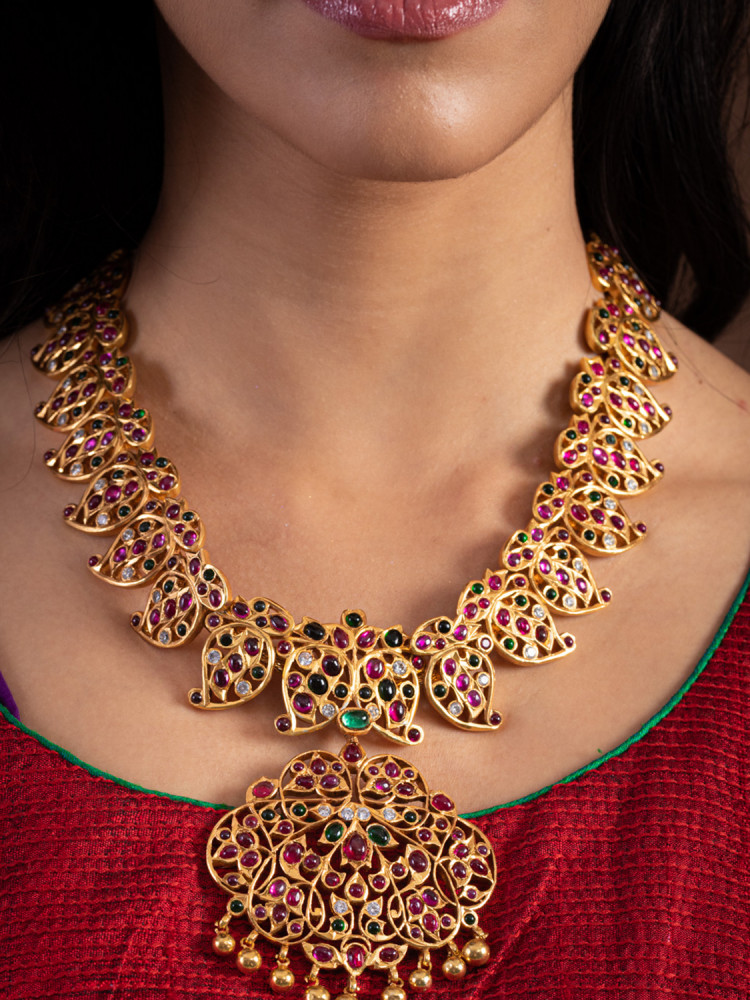 AMBIYAN NECKLACE WITH INTRICATE CENTERPIECE