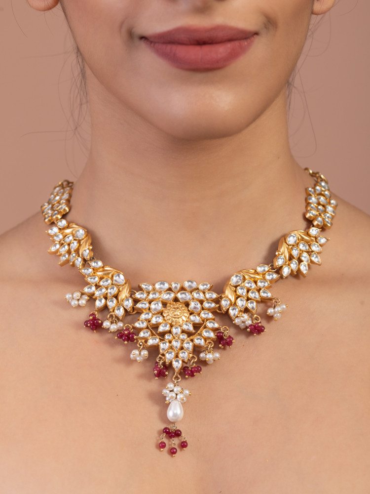 GLITTERING NECKLACE WITH PEARLS AND RED BEADS