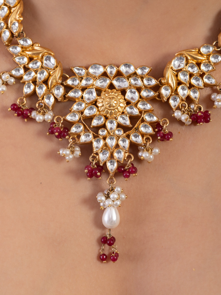 GLITTERING NECKLACE WITH PEARLS AND RED BEADS