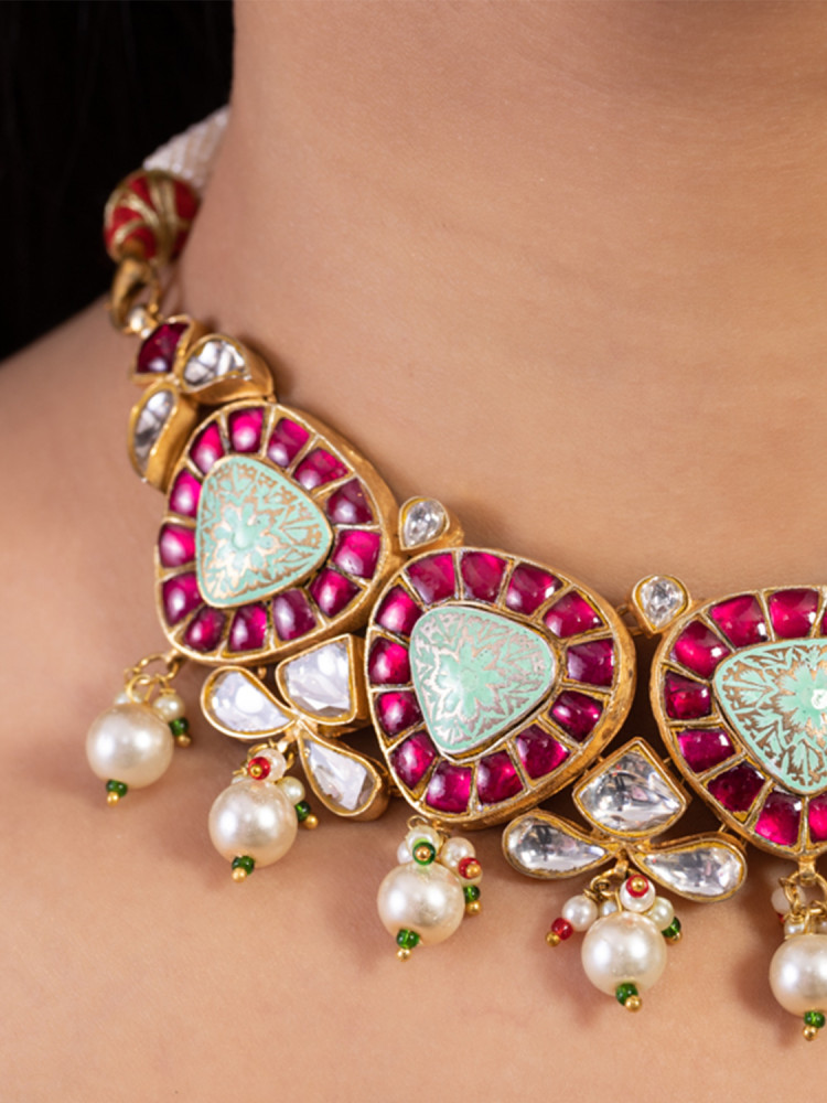 GOLD PLATED CHOKER WITH PEARLS, GLASS AND MEENAKARI