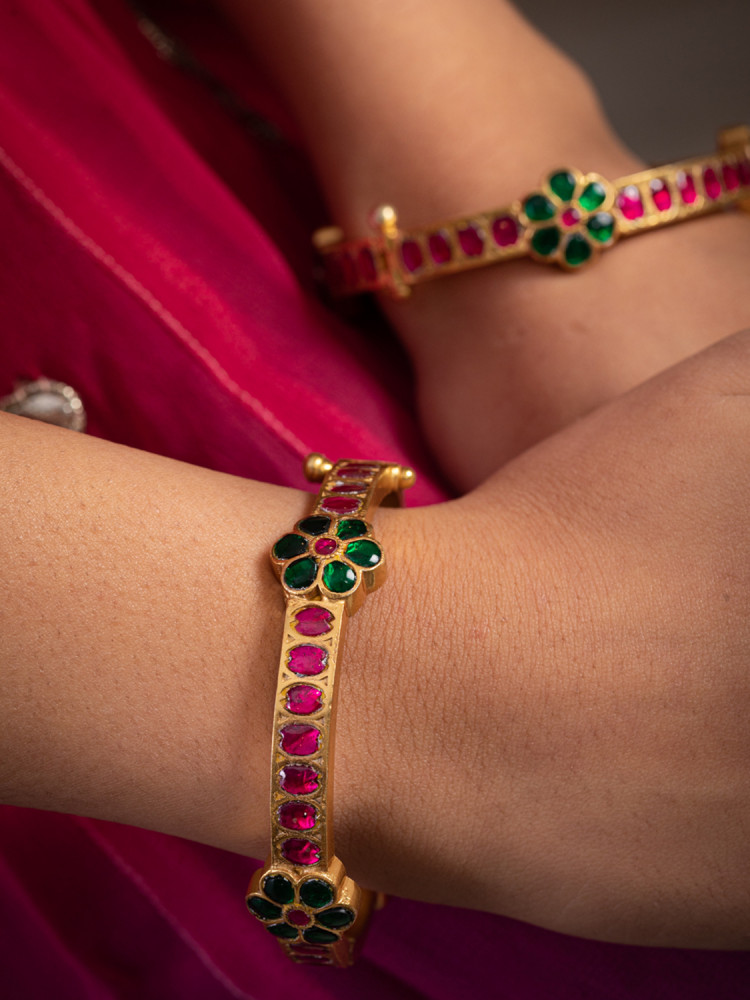 RED AND GREEN FLORAL MOTIF BANGLES