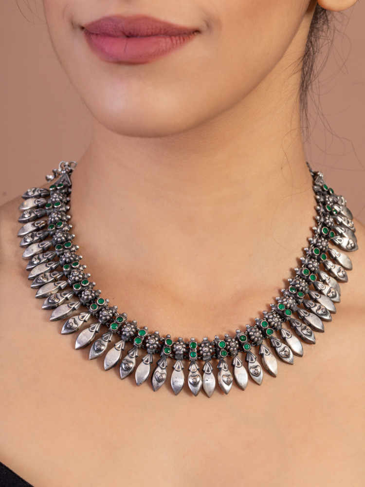 ELEGANT CHOKER WITH GREEN CRYSTALS AND FLOWER BUDS